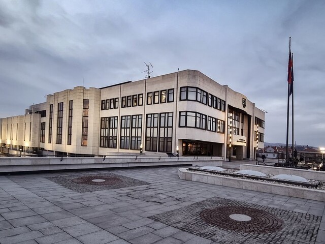 Koaličná kríza zasiahla aj parlament, Kollár prerušil rokovanie