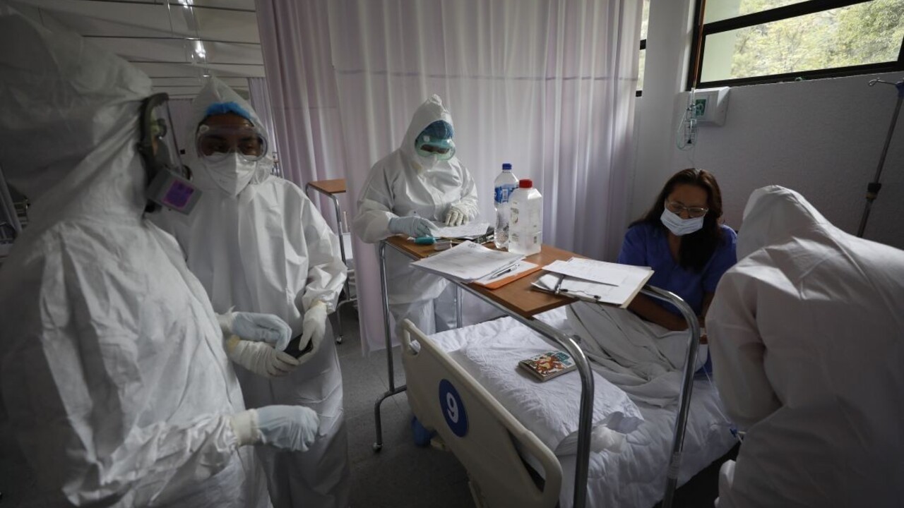 Počet úmrtí na covid v Česku prekročil hranicu 25-tisíc