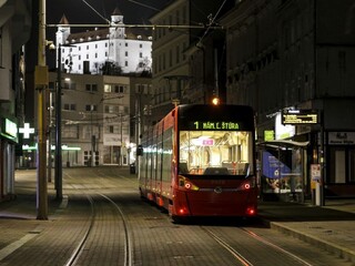 Električková trať v Petržalke bude dlhšia. S 2. etapou začnú po lete