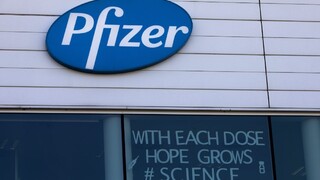 Dve mestá pozastavili očkovanie Pfizerom, majú problém s balením