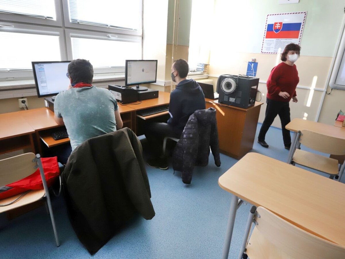 Stredoškoláci sa vrátili do škôl