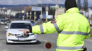 Polícia kontrola policajt auto 1140px (TASR/František Iván)