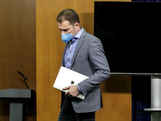 Nedôvera verejnosti sa prehlbuje, na riešenie krízy si ešte počkáme