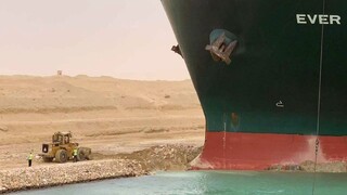 Extrémny problém v Suezskom prieplave. Loď sa nedarí odtiahnuť