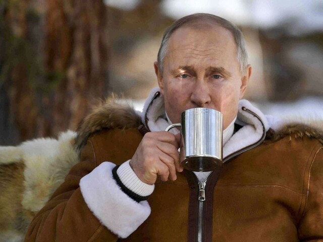 Putinovi sa vedľajšie účinky vyhli, dostal jednu z troch ruských vakcín