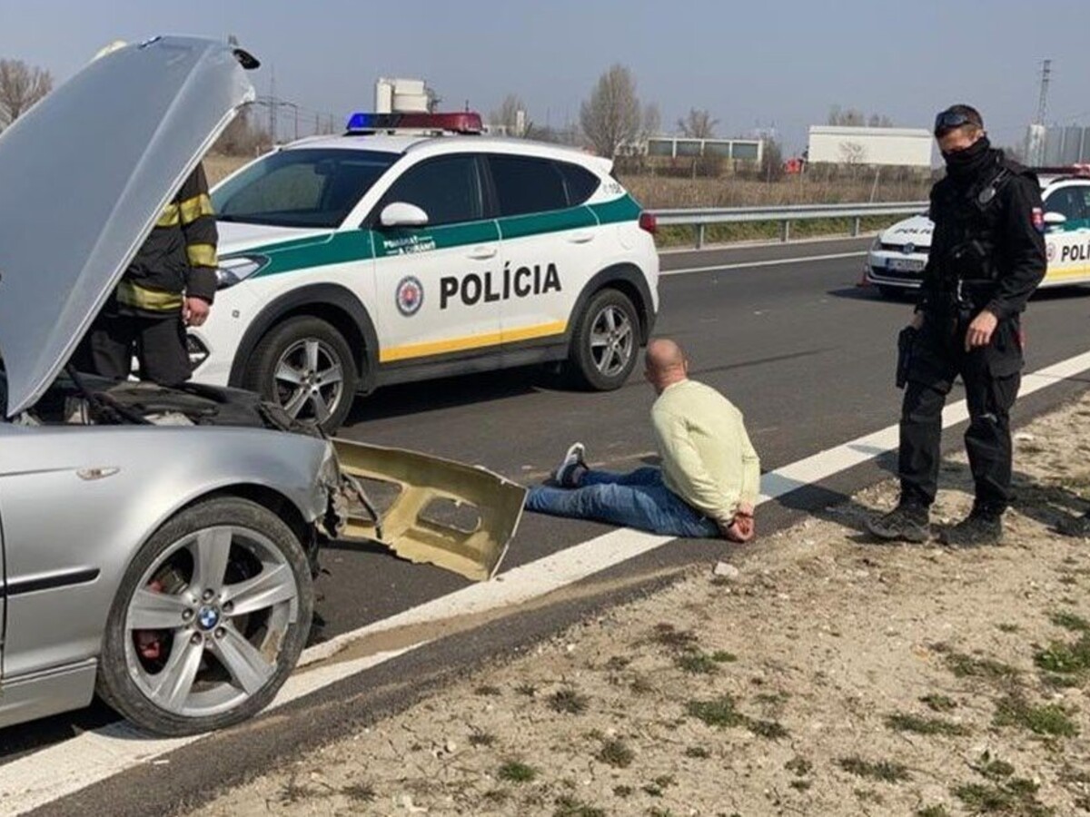 Naháňačka na diaľnici. Vodič nereagoval ani na policajné výstrely