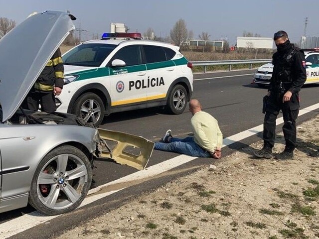 Naháňačka na diaľnici. Vodič nereagoval ani na policajné výstrely