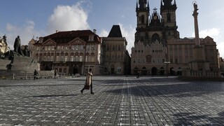 V Česku predĺžili núdzový stav, poslanci žiadali obmedzenie rúšok