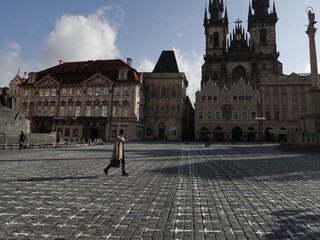 V Česku predĺžili núdzový stav, poslanci žiadali obmedzenie rúšok