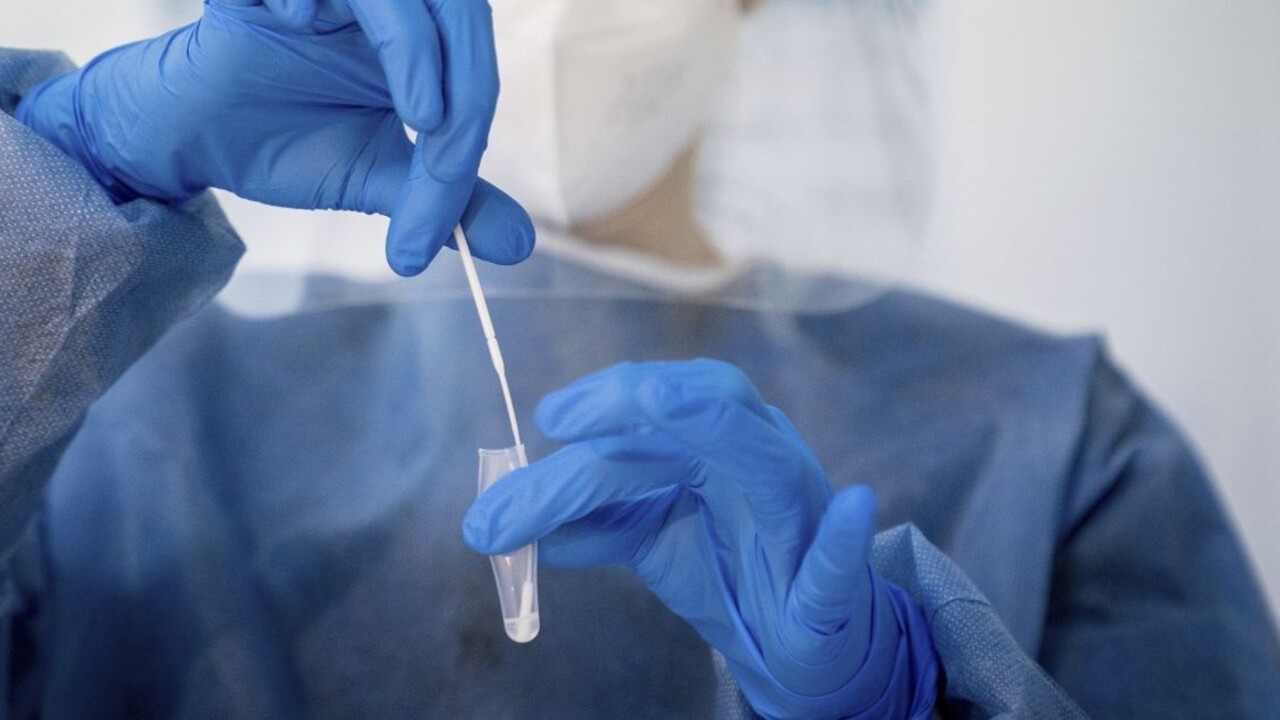 Koronavírus unikol z laboratória, verí bývalý šéf Centra pre kontrolu a prevenciu