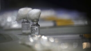Pfizer chce presadiť očkovanie treťou dávkou, Američanom sa zatiaľ nechce