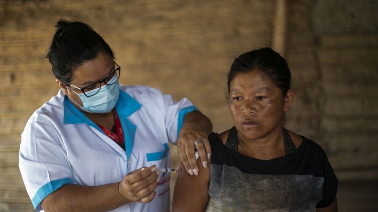 Politickí rivali sa predháňajú, kto skôr príde s vakcínou v Brazílii