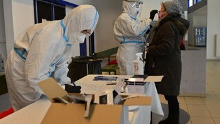 Počet hospitalizovaných klesol, infikovaných pribudli stovky