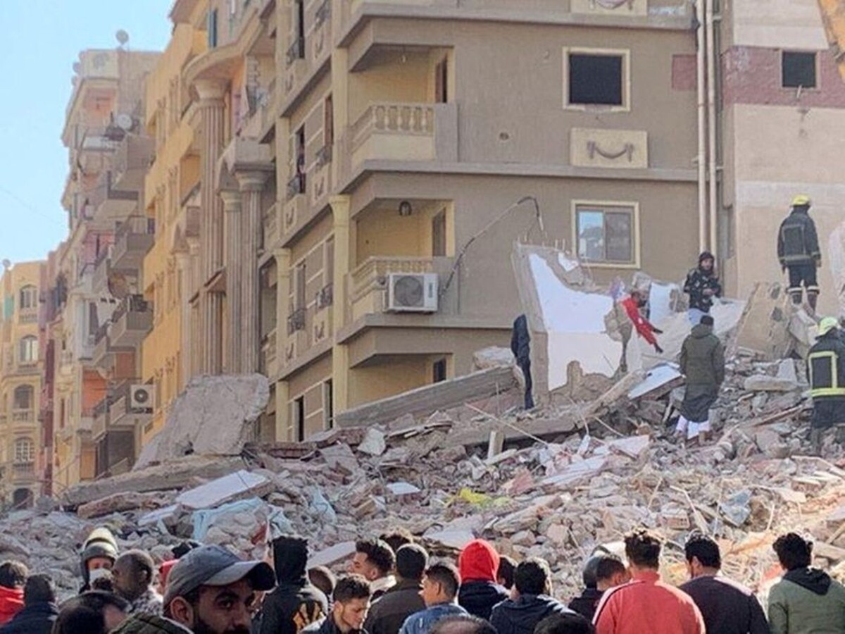 Budova v Egypte sa zrútila, hlásia mŕtvych i desiatky zranených