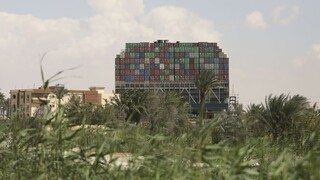 Loď naďalej blokuje Suezský prieplav, stále viac sa zabára do dna