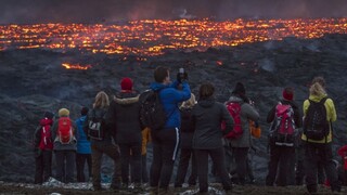 Islanďania navštevujú aktívnu sopku, tá ponúka nádherné výhľady