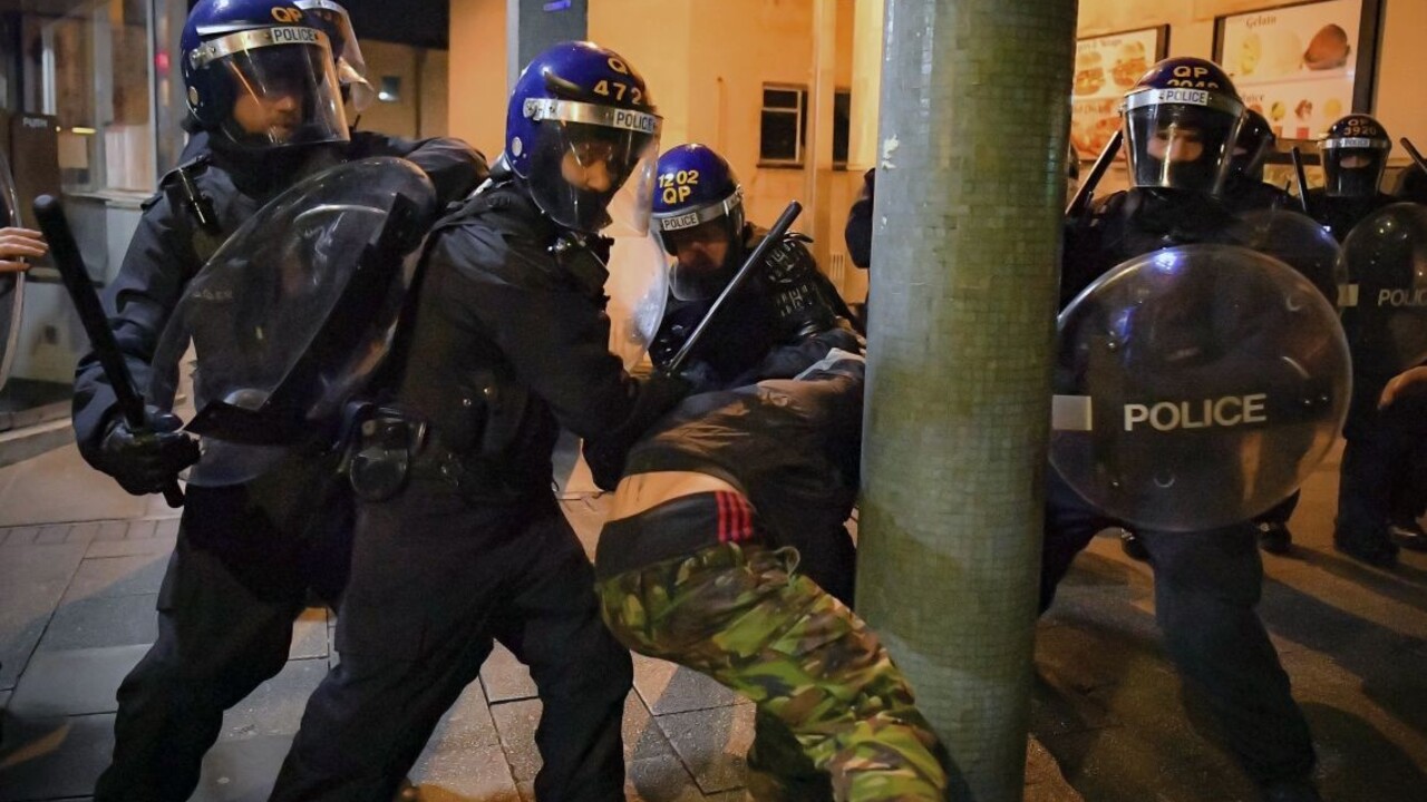 Protestovali proti návrhu zákona o právomociach polície, tá ich zatkla