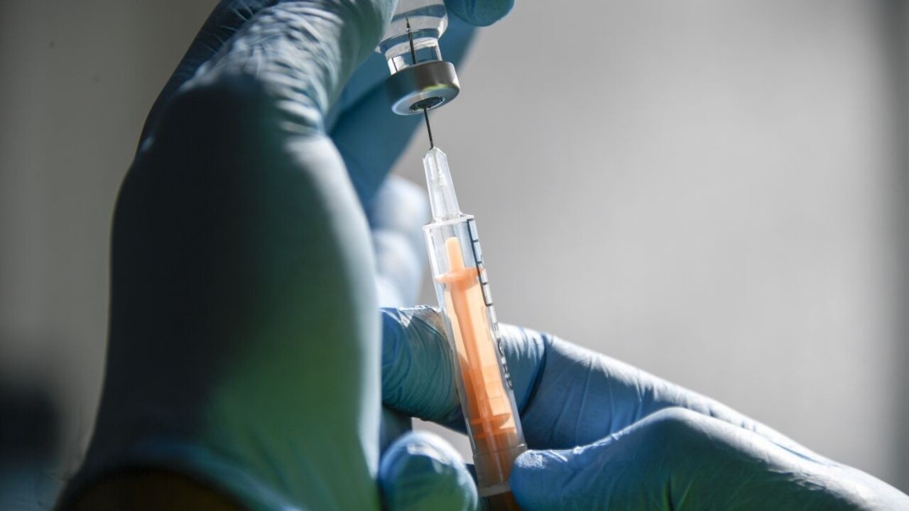 Na očkovanie sa už môžu prihlásiť aj ľudia nad 50 rokov