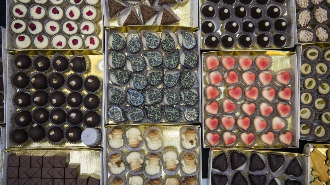 Maškrtný zlodej cielil na bonboniéry. Polícia zverejnila fotky