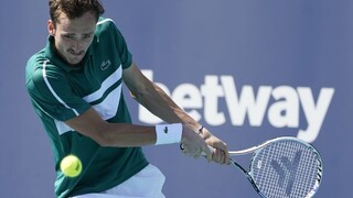 Po náročnom zápase Medvedev postúpil do osemfinále