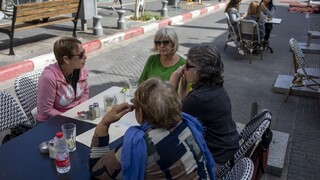 Zaočkovali viac ako polovicu obyvateľov. Izrael vo veľkom uvoľňuje