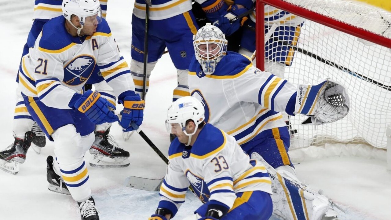 NHL: Buffalo prehralo 18. zápas za sebou, Edmonton uspel na ľade Toronta