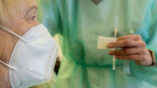 V Česku predlžujú interval medzi vakcínami, chcú zaočkovať viac ľudí