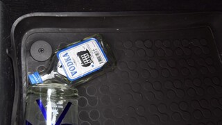 Vodič zaspal na križovatke, policajti našli v aute fľaše alkoholu