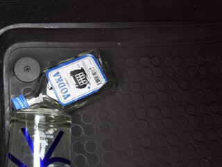 Vodič zaspal na križovatke, policajti našli v aute fľaše alkoholu