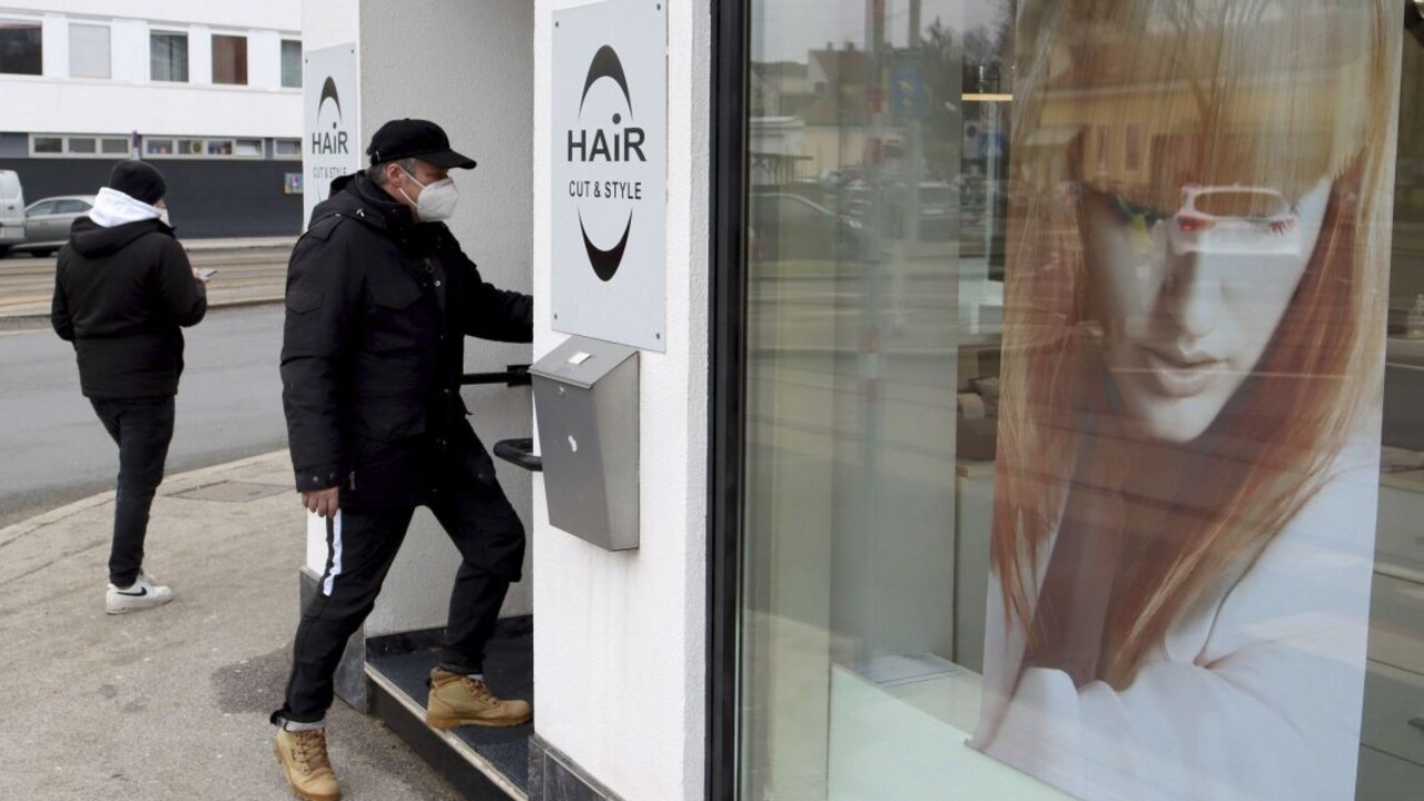 Viedeň zavádza respirátory na obľúbených námestiach