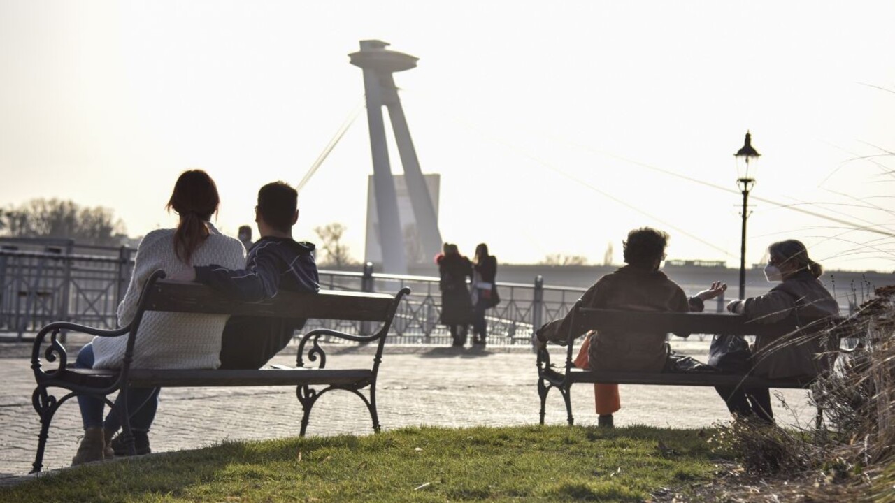 ľudia Bratislava Dunaj 1140px (TASR/Pavol Zachar)