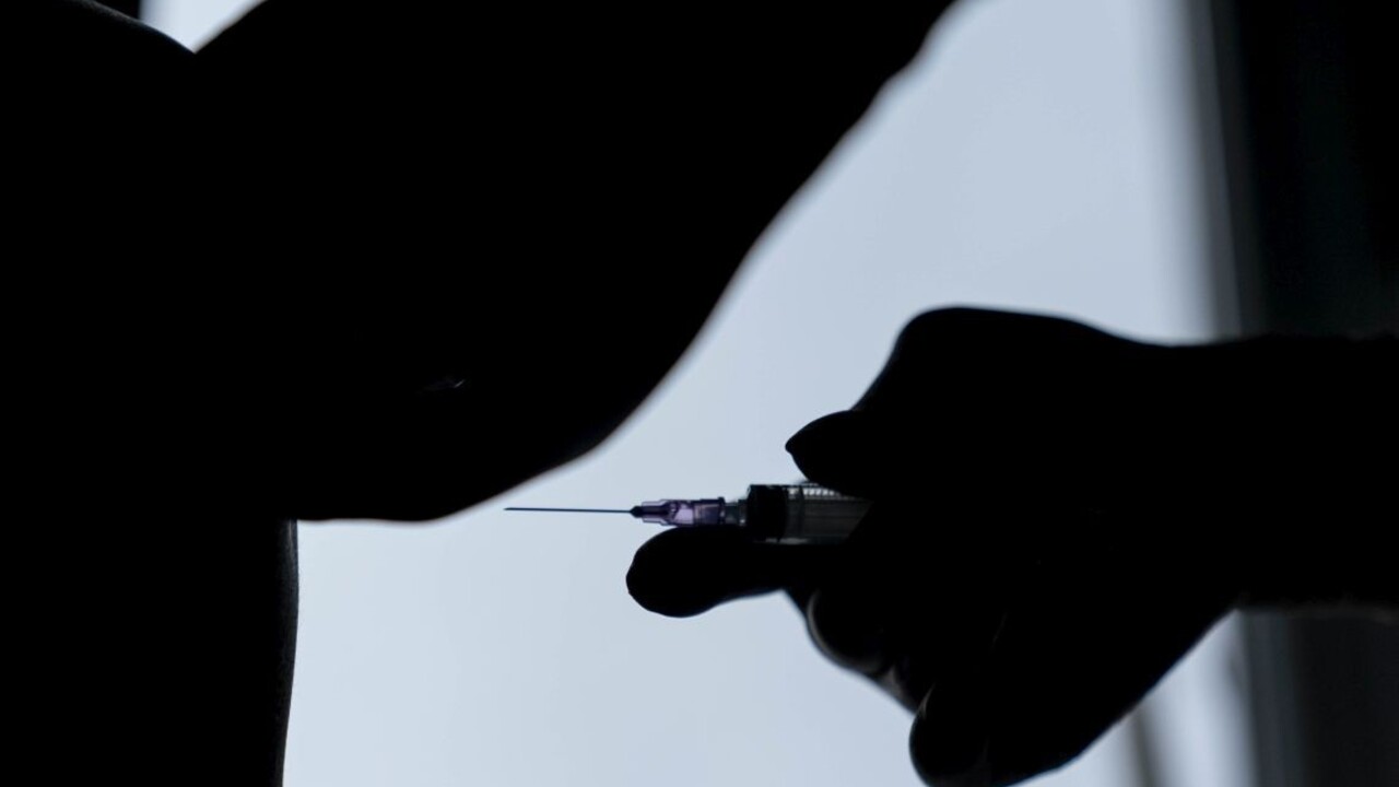 Obe dávky vakcíny dostali dve osoby, Ukrajina hlási rekord v úmrtiach