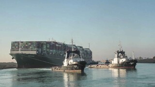Loď, ktorá spôsobila miliardové škody, sa zo Suezu tak rýchlo nedostane