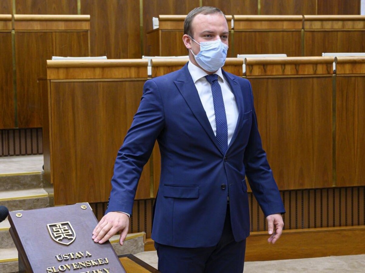 Náhradníci sa vrátili do parlamentu, Kollár sa ospravedlnil