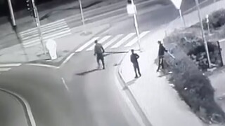 Opitý mladík vbehol rovno pod auto, polícia zverejnila video