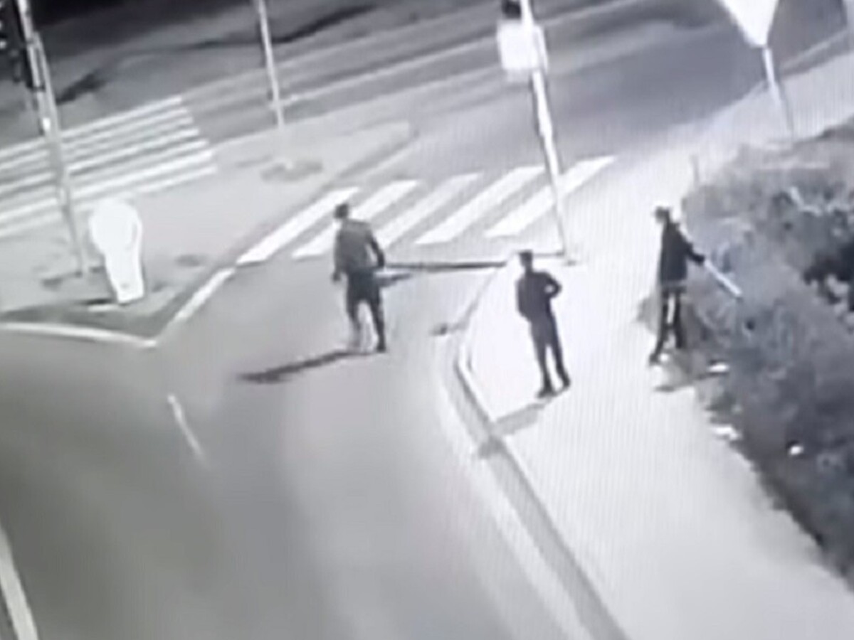 Opitý mladík vbehol rovno pod auto, polícia zverejnila video