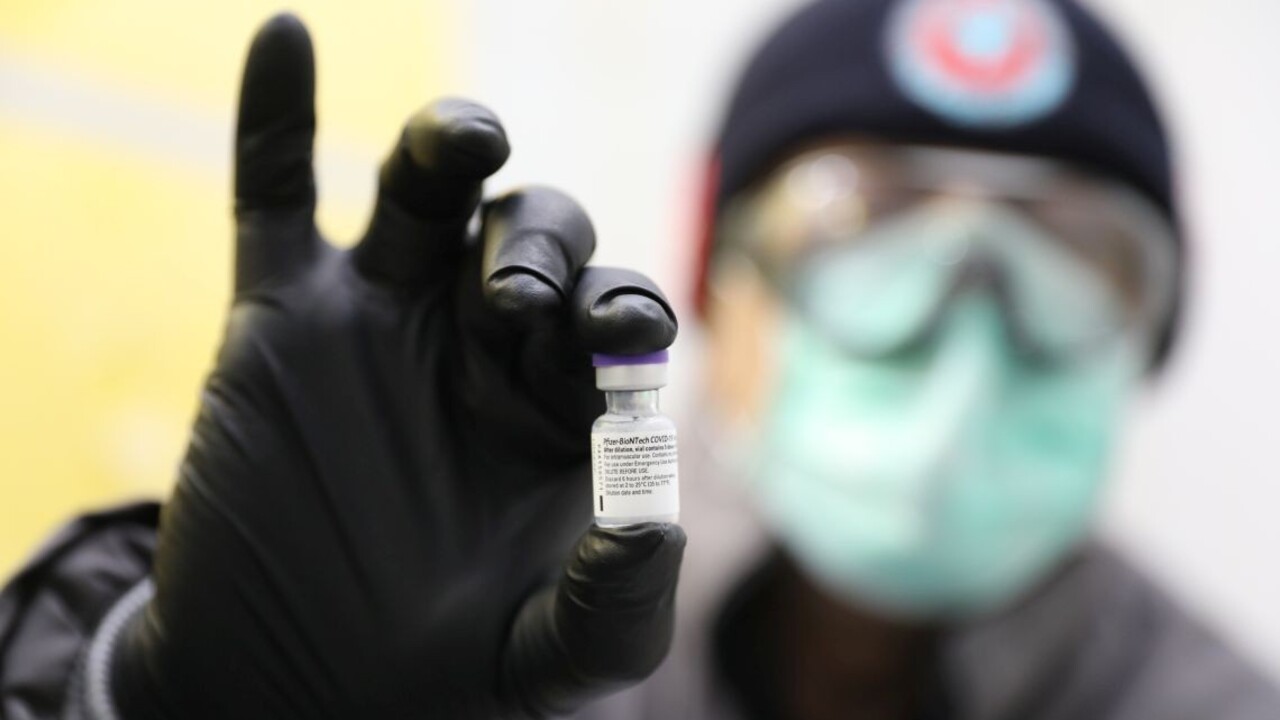 Vakcínu Pfizeru testovali na očkovaných, chráni aj pred variantom z JAR