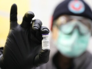 Vakcínu Pfizeru testovali na očkovaných, chráni aj pred variantom z JAR