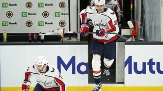 NHL: Chára sa pobil, Tatar bodoval v piatom zápase za sebou