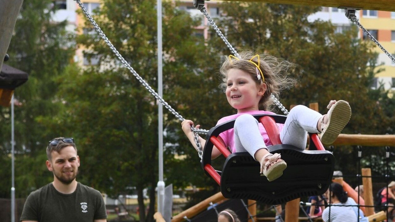 Aj deti by si mali držať odstup. Toto platí v parkoch a na ihriskách