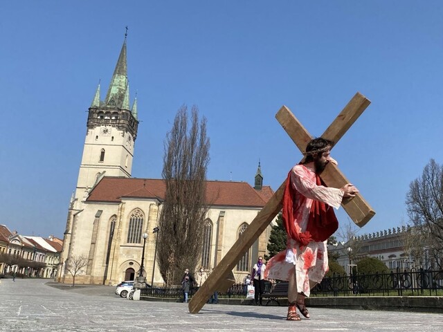 Živá krížová cesta sa pre pandémiu nekoná, pozrieť sa však dá online