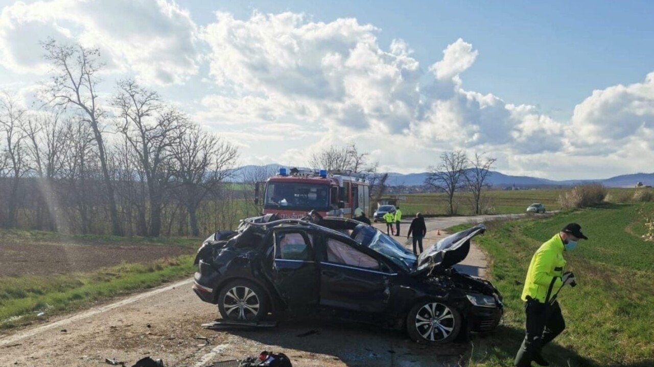 Hasiči z Pezinka boli privolaní k nehode, vyžiadala si dva životy