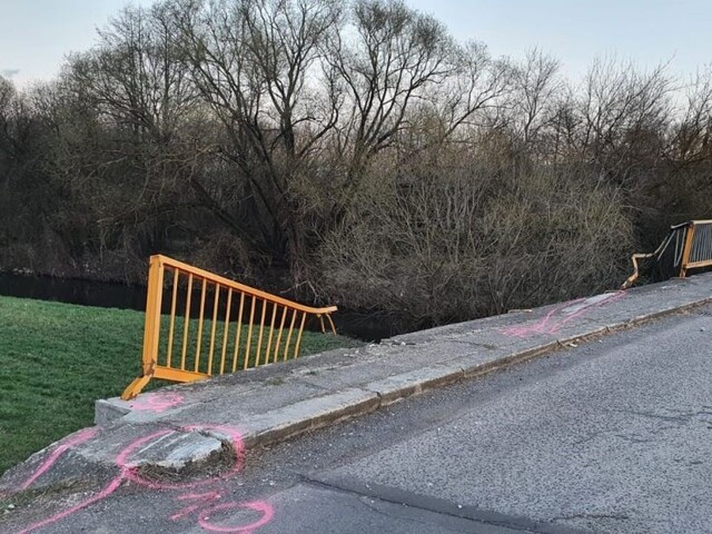 Vodič unikal na aute pred policajtmi. Naháňačka ho stála život