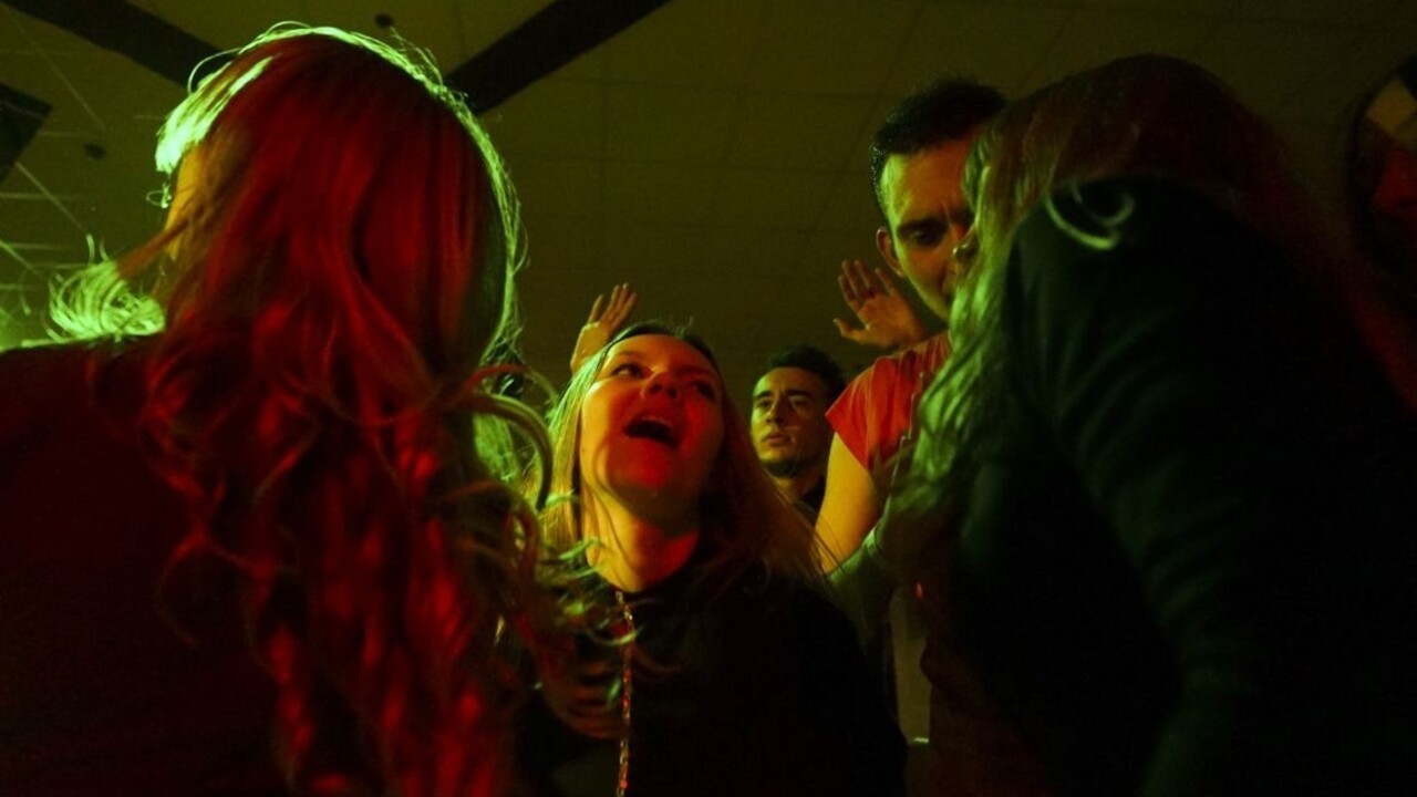 Polícia ukončila nelegálnu párty v centre. V byte našla 56 ľudí