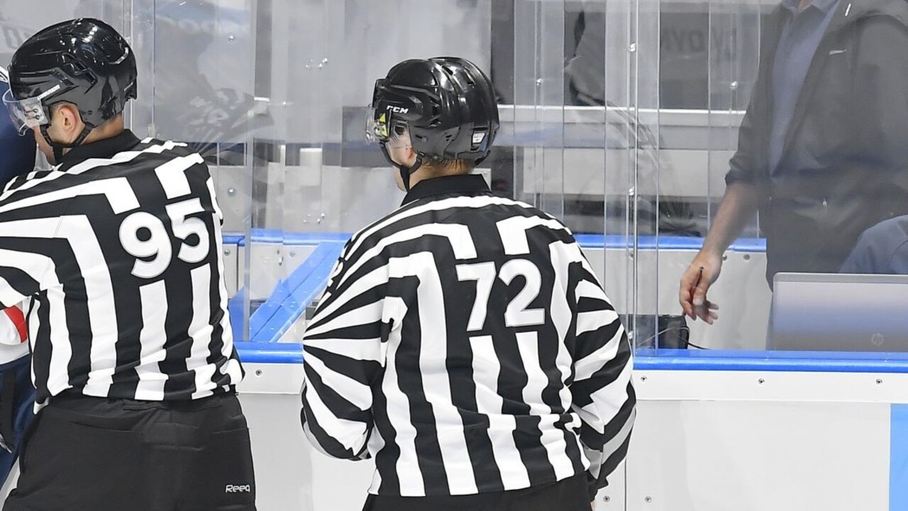 Rozhodca prišiel počas zápasu o sedem zubov. Trafil ho puk