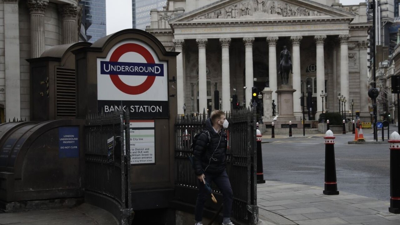 Británia uvoľňuje. Otvoria kaderníctva, reštaurácie i bary