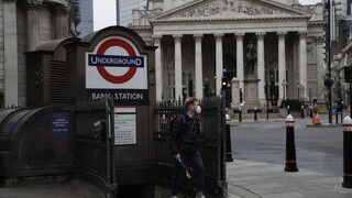 Británia uvoľňuje. Otvoria kaderníctva, reštaurácie i bary