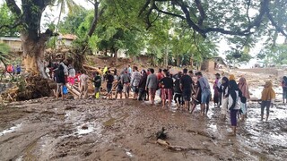 Povodne a zosuvy zobrali domov tisíckam ľudí, obetí je vyše 150