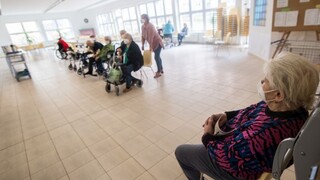 Hospitalizovaných pribudlo, blížime sa k trojtisícovej hranici