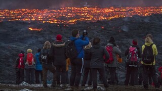 Z novej trhliny sa valí láva, turistov na Islande museli evakuovať